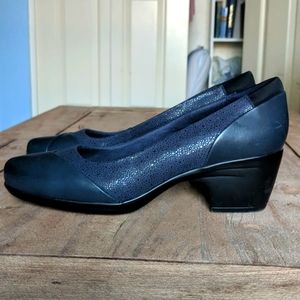 Clarks size 8, navy pumps